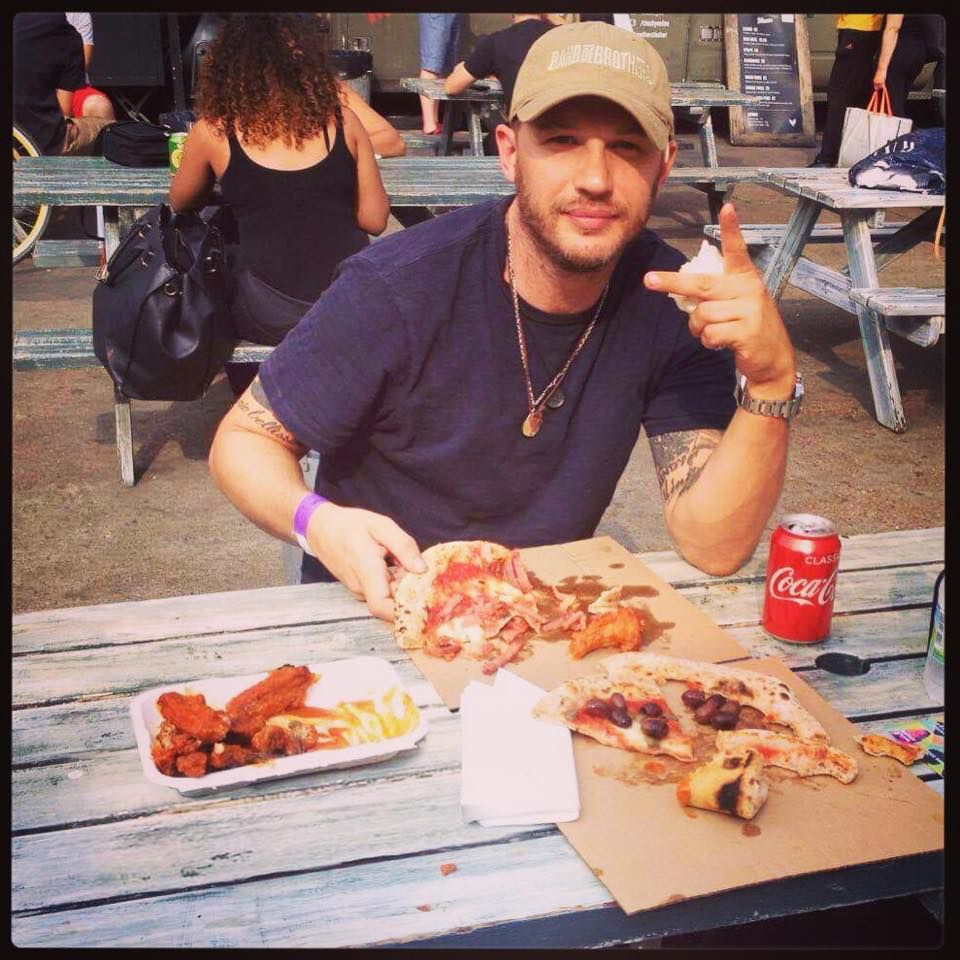 Tom comiendo pizza